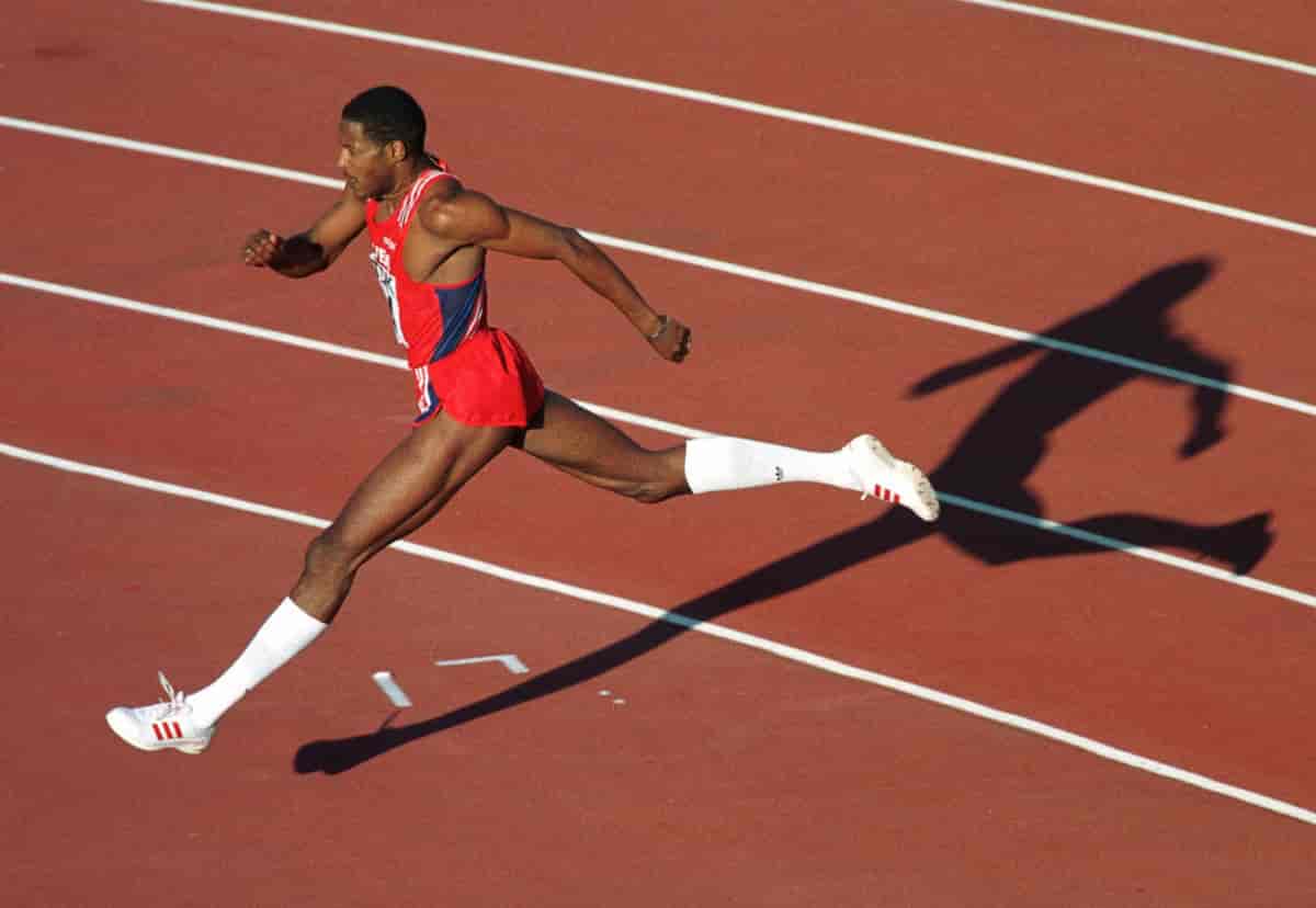 Какой мировой прыжок в длину. Хавьер Сотомайор. Хавьер Сотомайор 2.45. Сотомайор Хавьер мировой рекорд. Хавьер Сотомайор легкая атлетика.