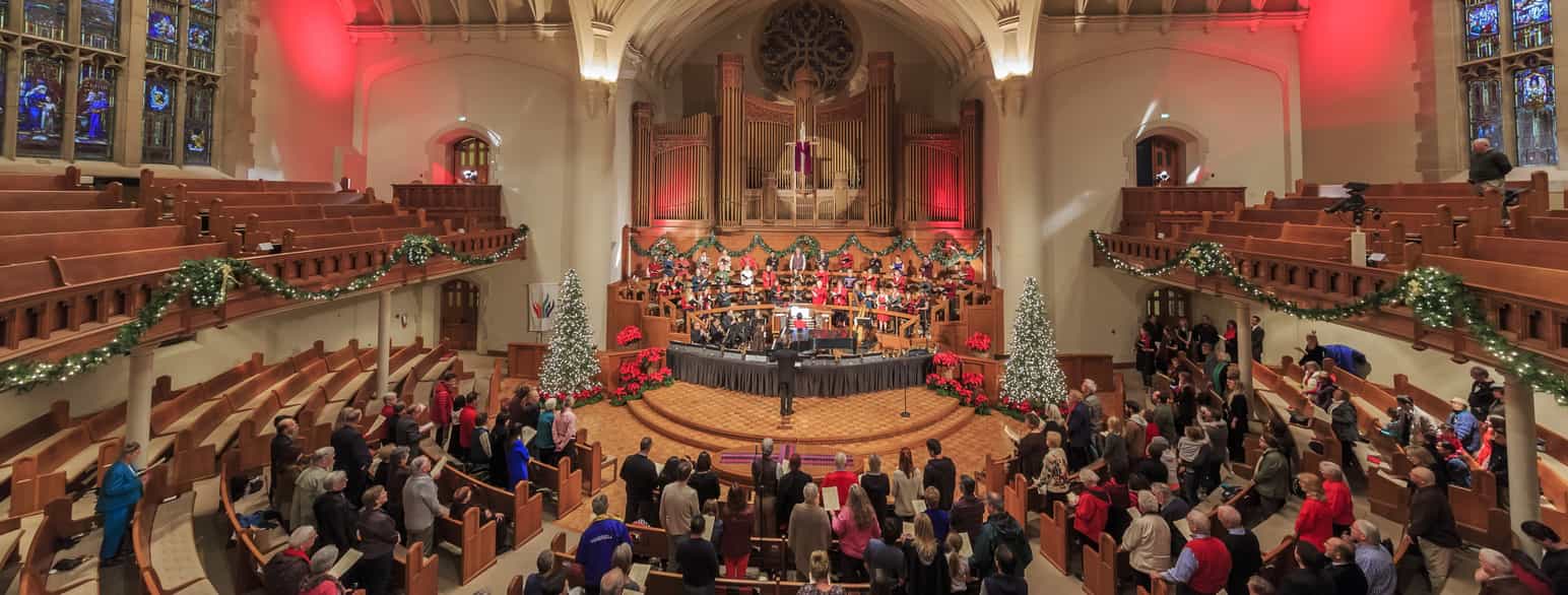 Gudsteneste i ei julepynta First United Methodist Church i Pasadena, California, USA