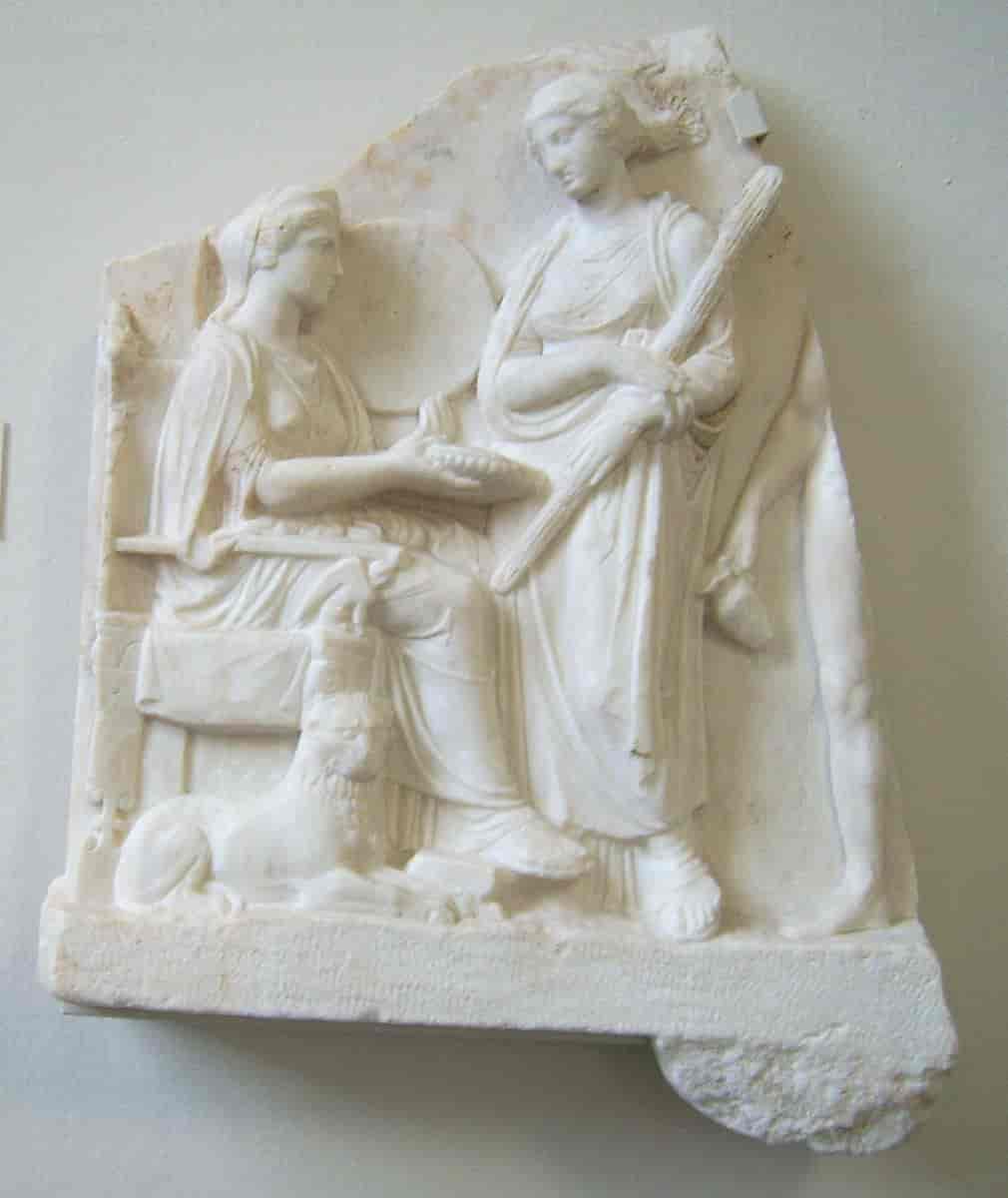Den sittende Kybele, altertavle fra cirka 380/370 fvt. Antatt funnsted er Pireus.