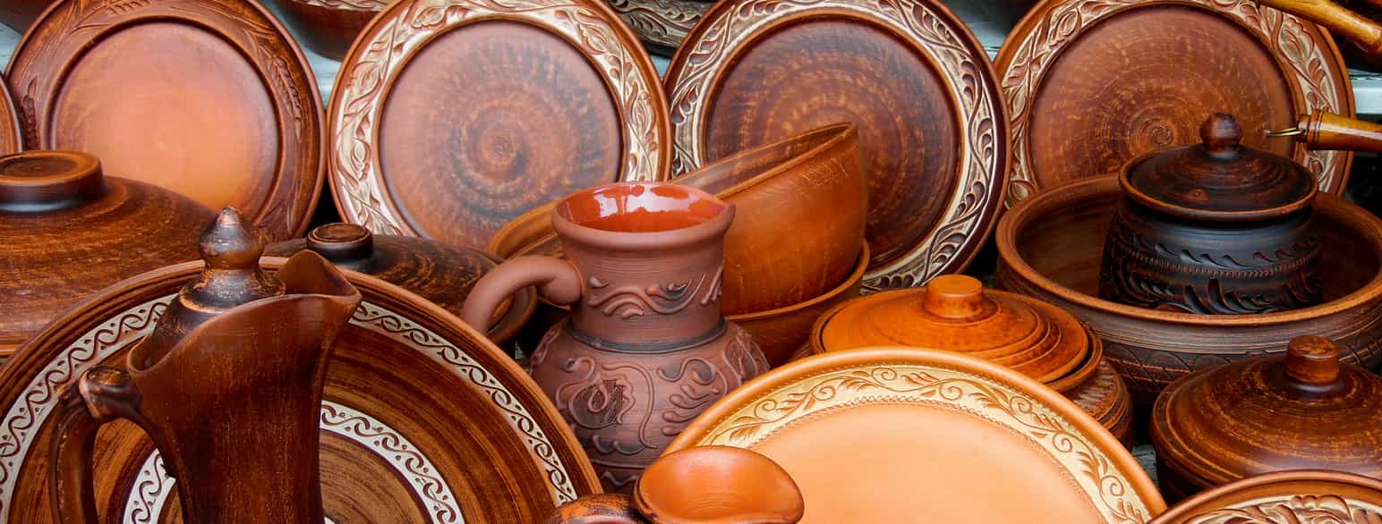 Keramikk i forskjellige bruntoner