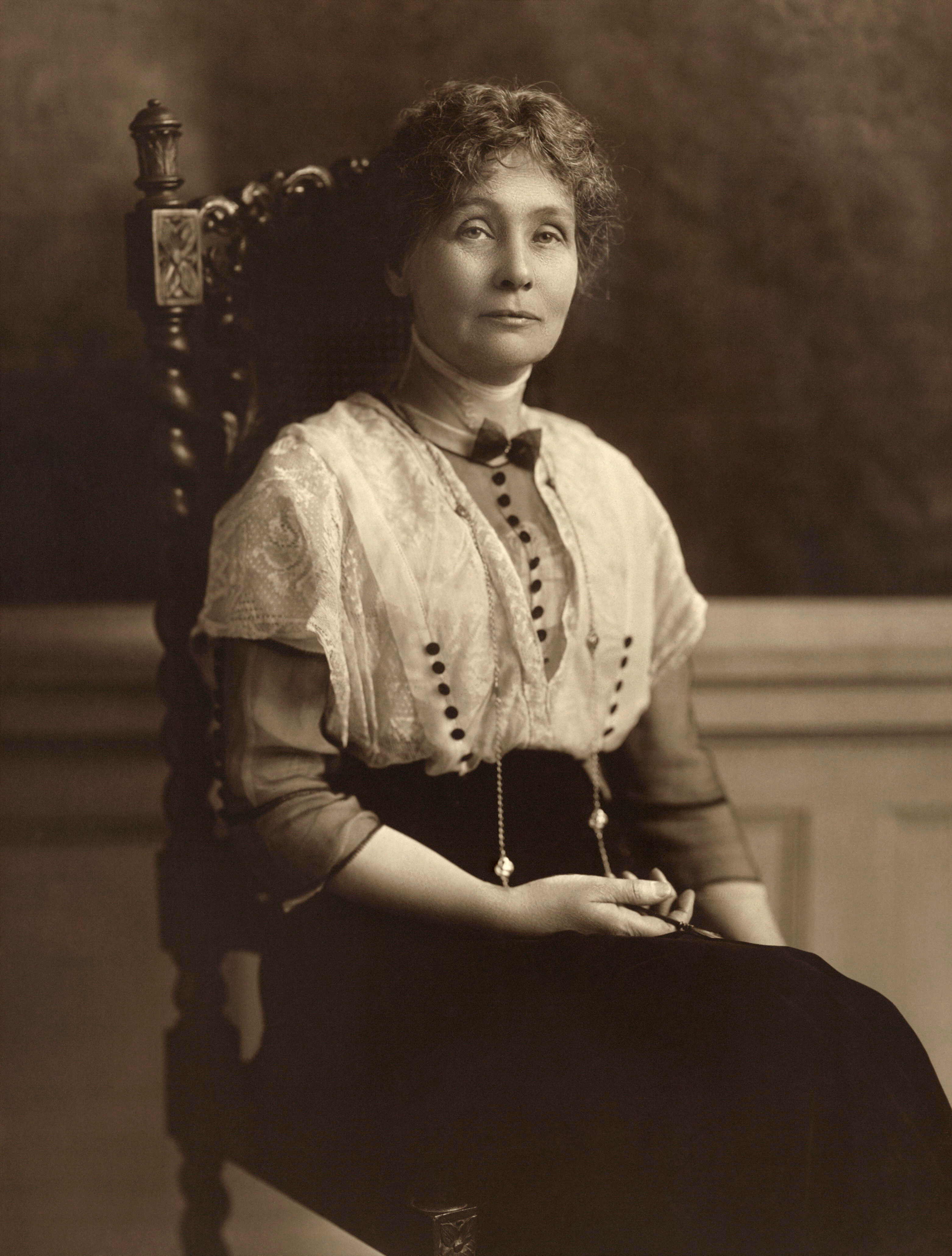 Emmeline Pankhurst - Falt i det fri (Public domain)