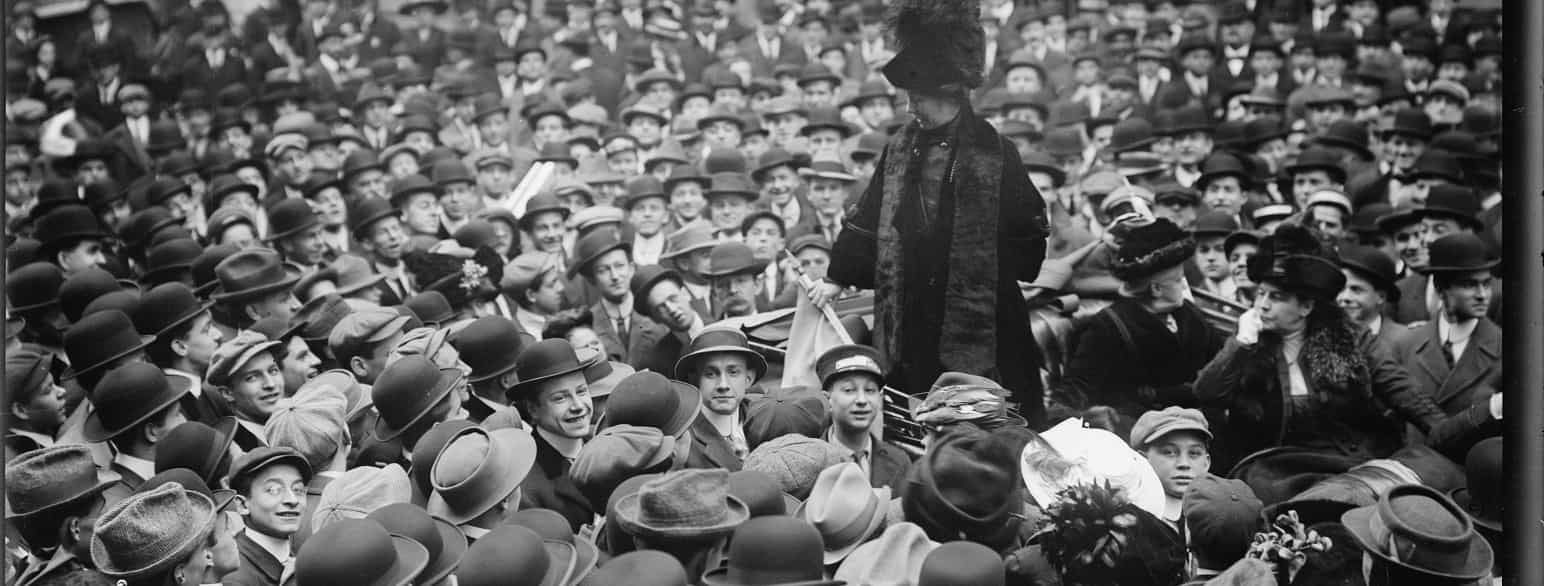 Emmeline Pankhurst (stående) blir kjørt gjennom en folkemengde, 1911