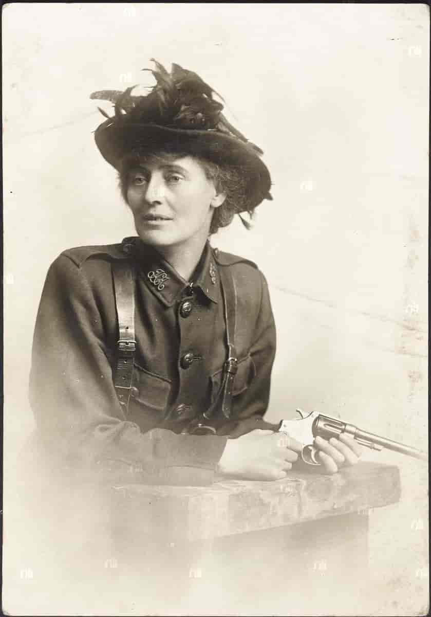 Constance Markiewicz i militæruniform.