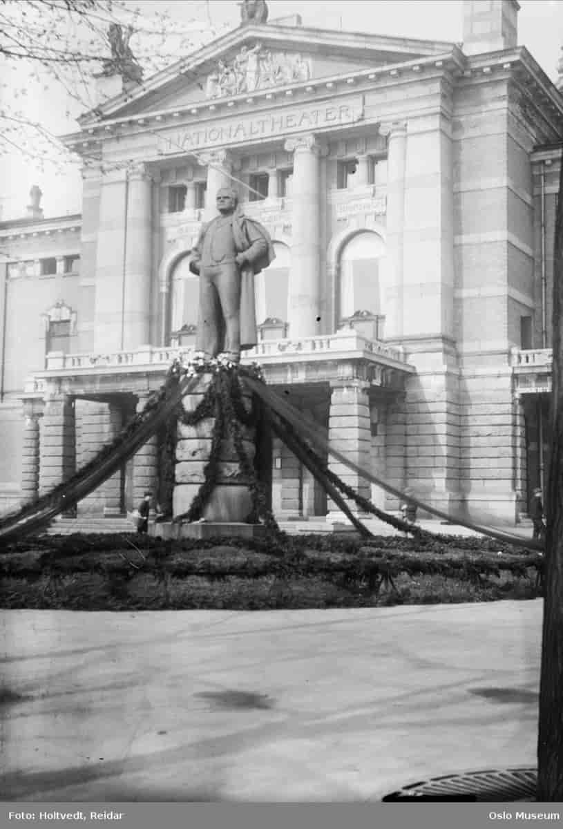 Sørgeflor på Bjørnson-statuen ved hans død, 1910