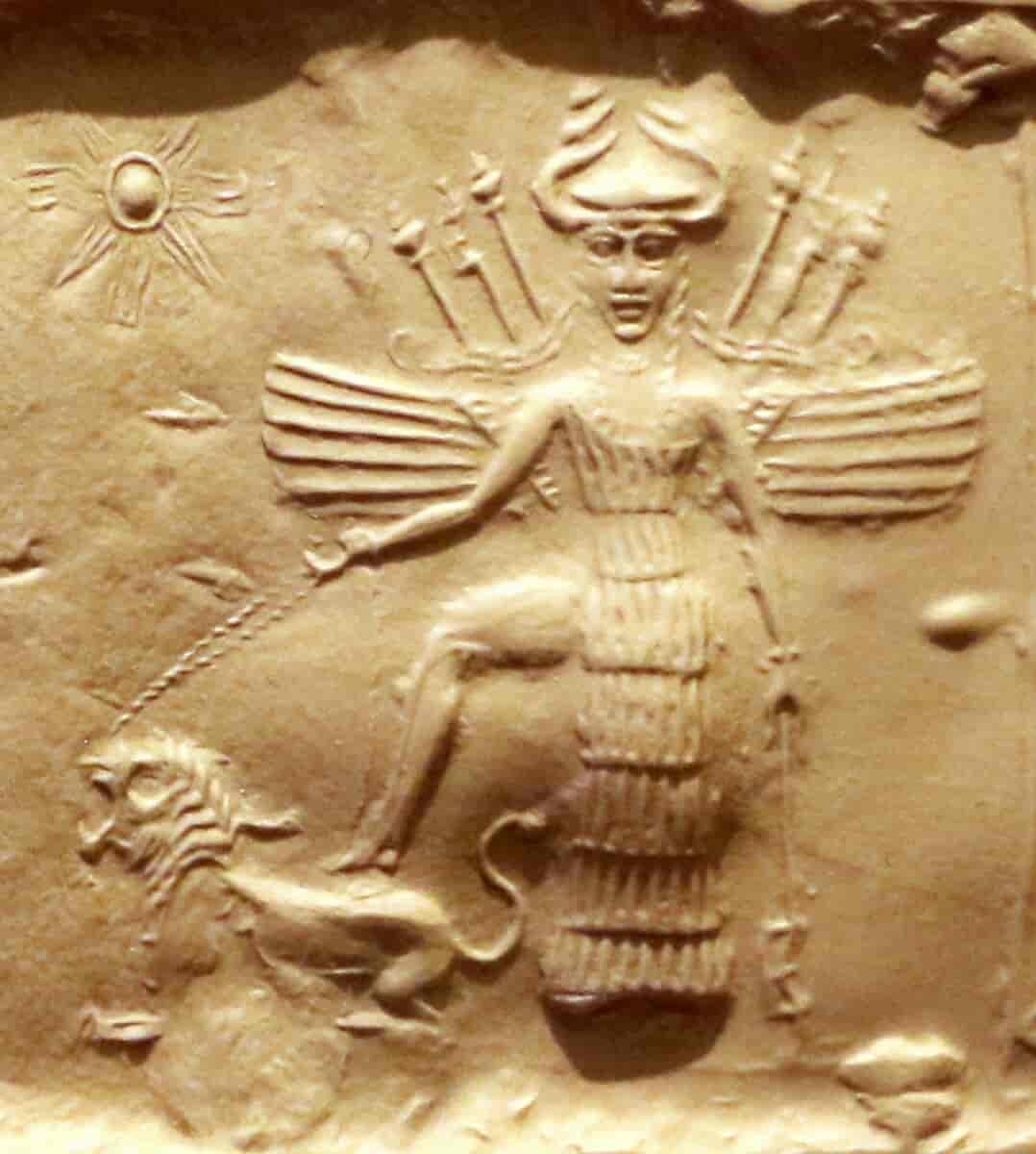 Ishtar med våpen og hornkrone.