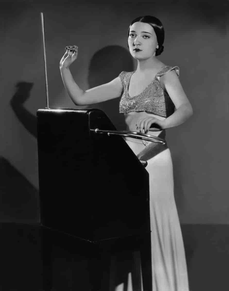 Clara Rockmore spiller theremin, ca. 1932