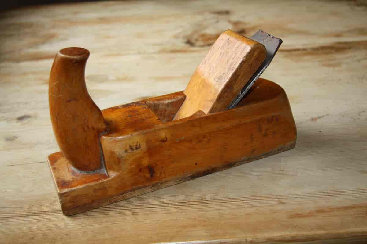 En typisk pusshøvel, laget av en snekker. Høveljernet er produsert i England.