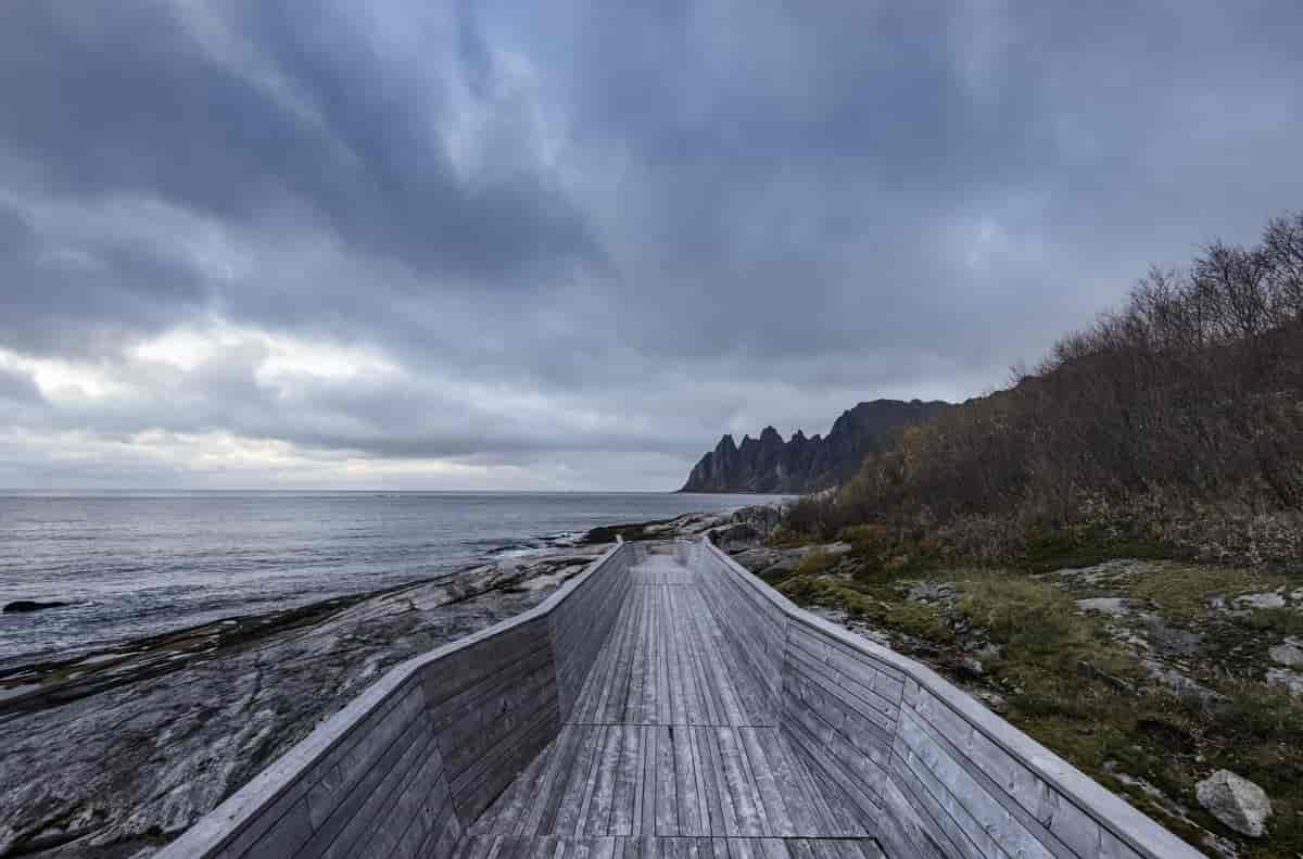 Tungeneset rasteplass og utsiktspunkt, Nasjonal turistveg Senja. Utsikt rett mot fjellrekka Okshornan/Ersfjorden på Senja