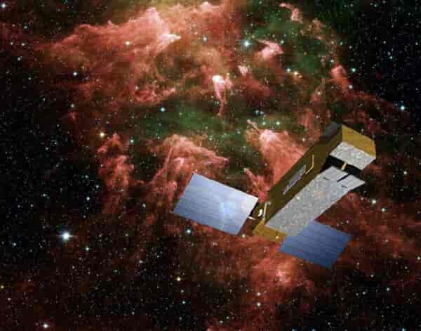 Illustrasjon av romsonden Far Ultraviolet Spectroscopic Explorer (FUSE) med den kjente stjernetåken Carina som bakgrunn.