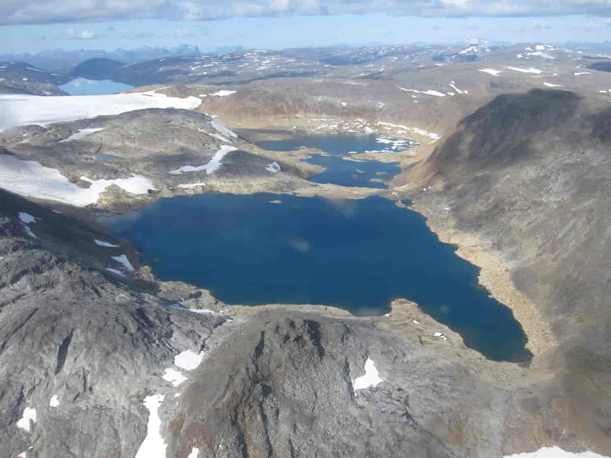 Bildet er tatt den 29. august 2014, et par uker etter at sjøen ble tappet under isen oppe i venstre hjørnet.