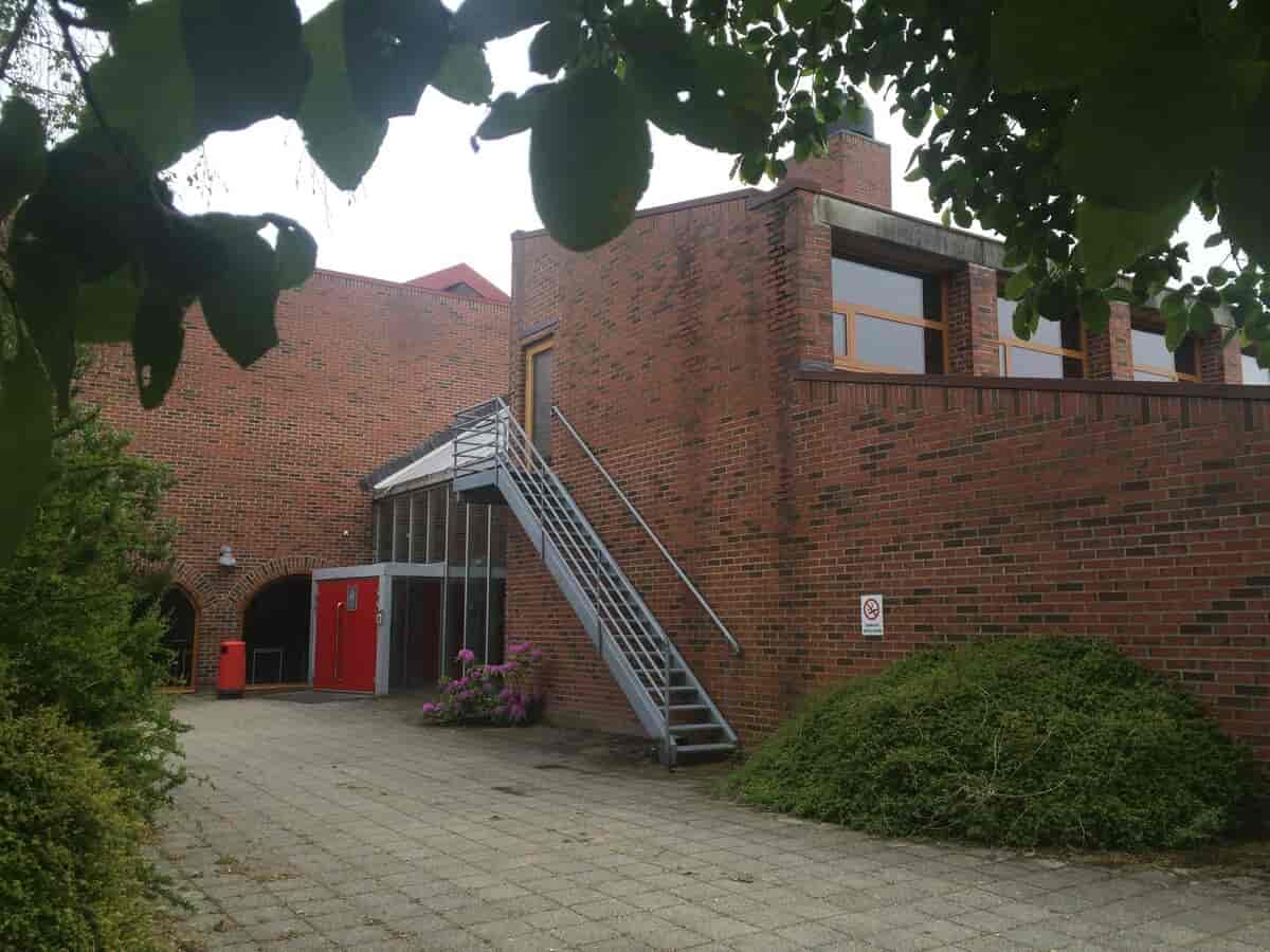 Sola videregående skole (1985). Arkitekter: Hoem, Kloster, Jacobsen