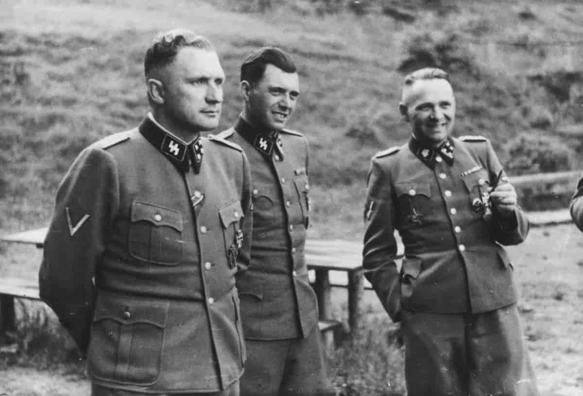 Svært få fotografier tatt av Josef Mengele under krigen finnes. Her sees han i Auschwitz i 1944, stående mellom Richard Baer (til venstre) og Rudolf Höss.