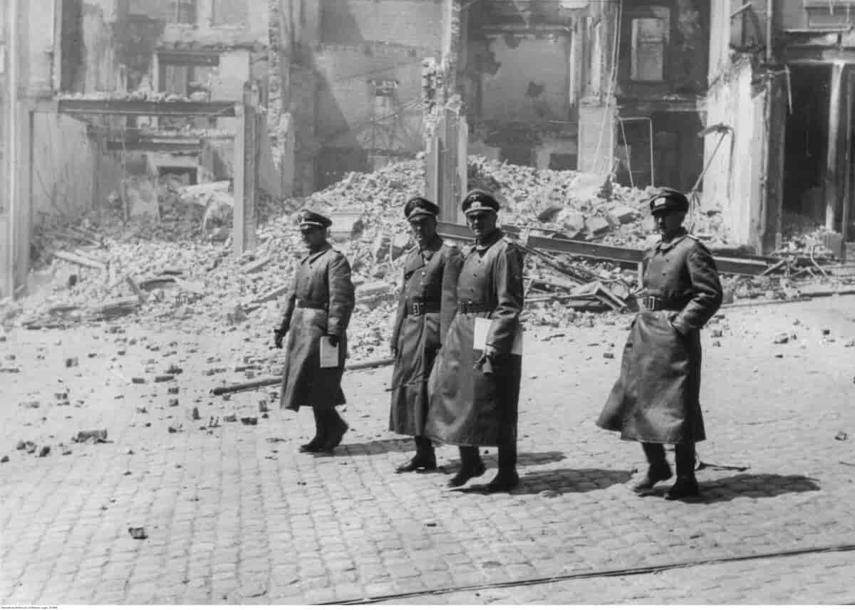 Fritz Todt (nr. 2 fra venstre) på befaring i den franske byen Maubeuge i juni 1940.