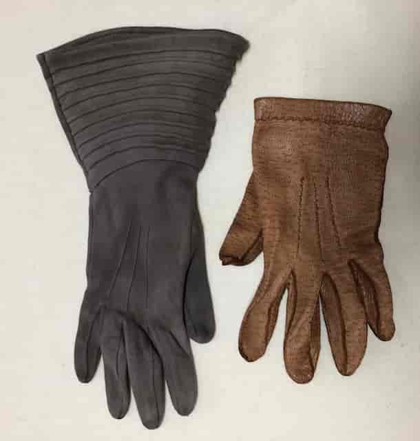 Grå hanske med mansjett fra 1950-tallet og brun hanske fra 1970-tallet, begge med pyntesøm.