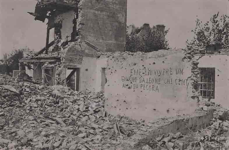 Slagordet skrevt på ruin i Sant'Andrea, Ponte di Piave. Deler av veggen med teksten ble tatt vare på og flyttet til et krigsminnesmerke i nærheten der den fortsatt kan ses.