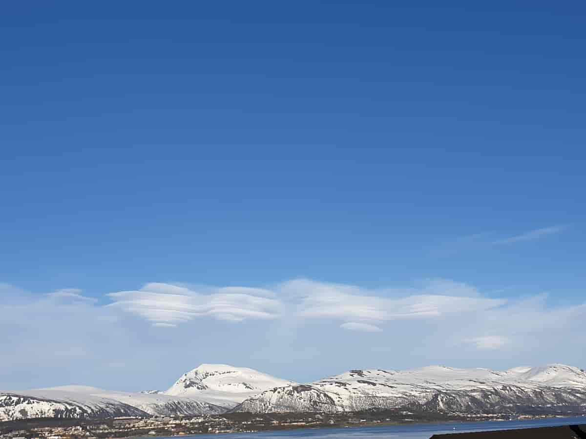 Lenticulariskyer over Tromsdalstinden i Tromsø.