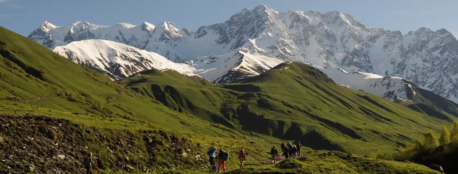 Georgias høyeste fjell Sjkhara og Den store kaukasiske fjellkjeden i regionen Svaneti