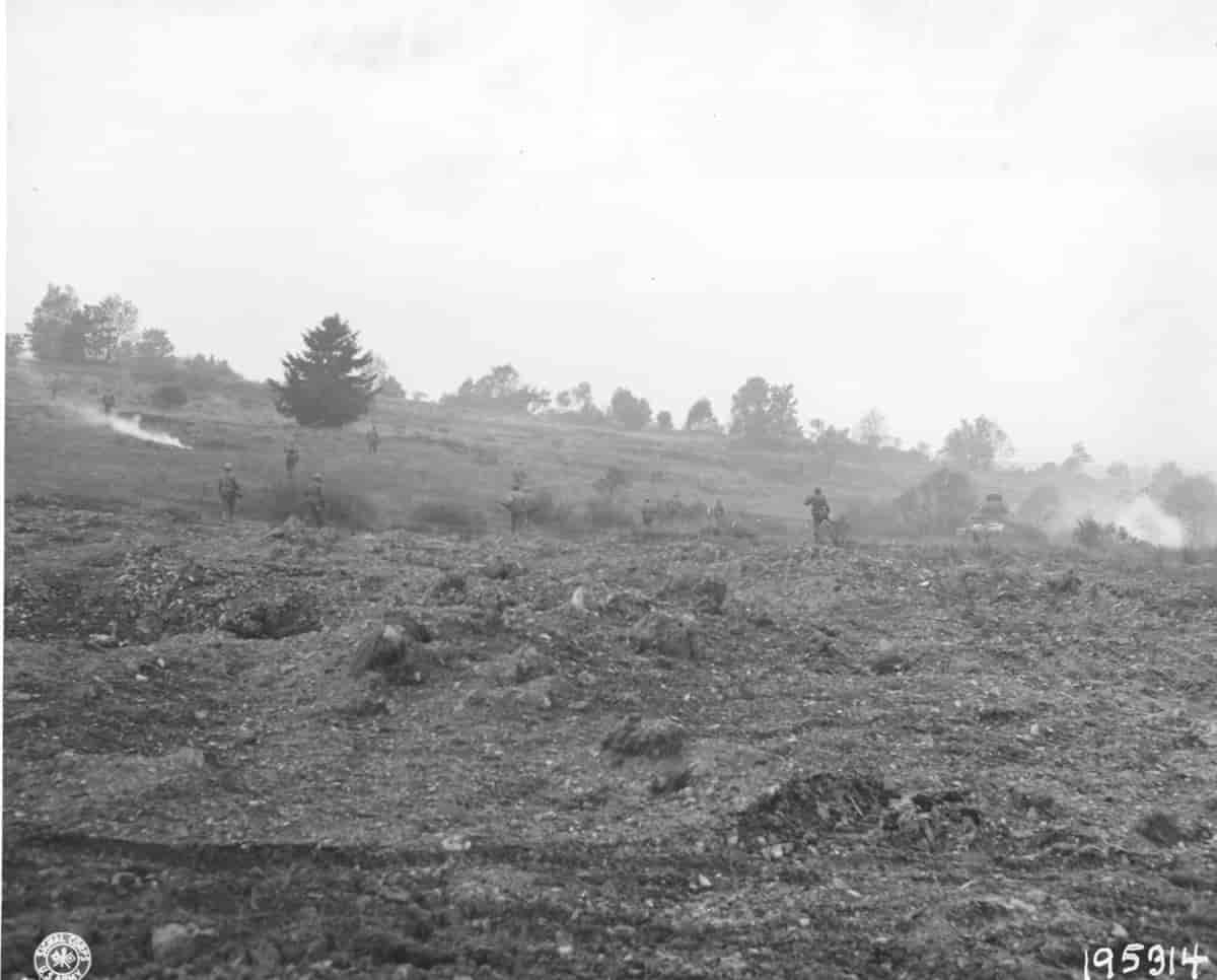 Amerikansk infanteri stormer mot en av Vestvollens forsvarsskanser ved Eisenboen i oktober 1944.