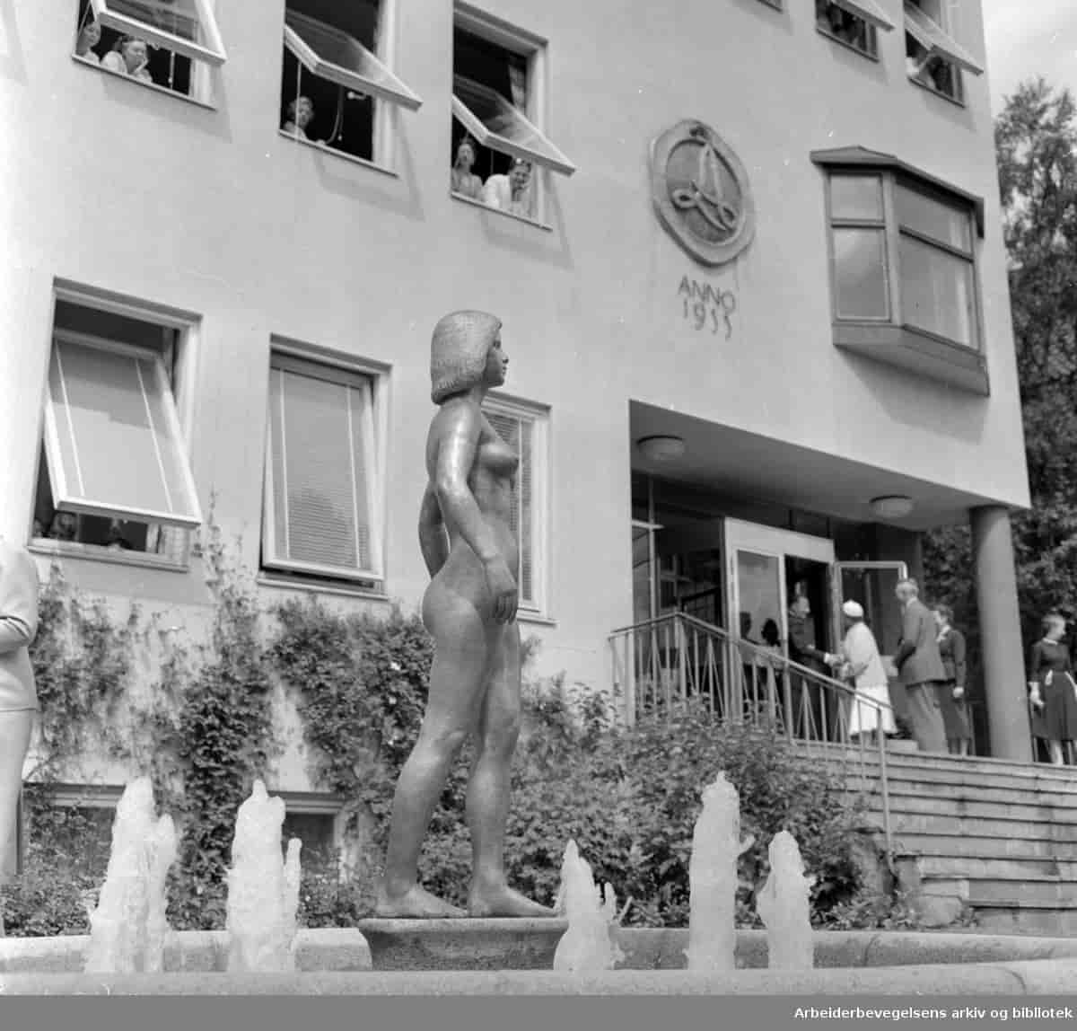 Statuen Ung kvinne 1958 av Kjeld Rasmussen