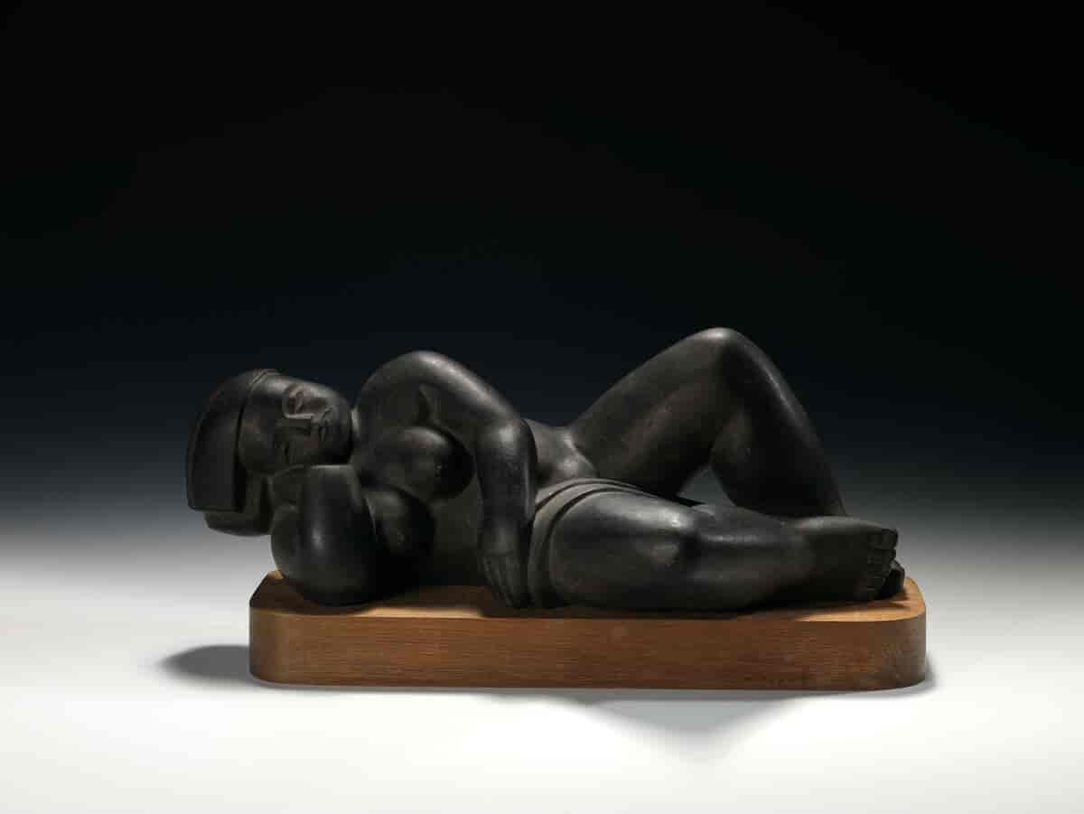 Skulptur Liggende kvinne 