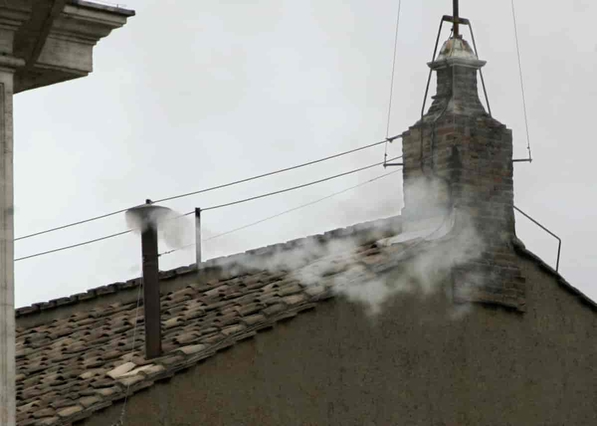 Kvit røyk frå Det sixtinske kapellet 19. april 2005, då Joseph Alois Ratzinger vart vald til pave (Benedikt 16)