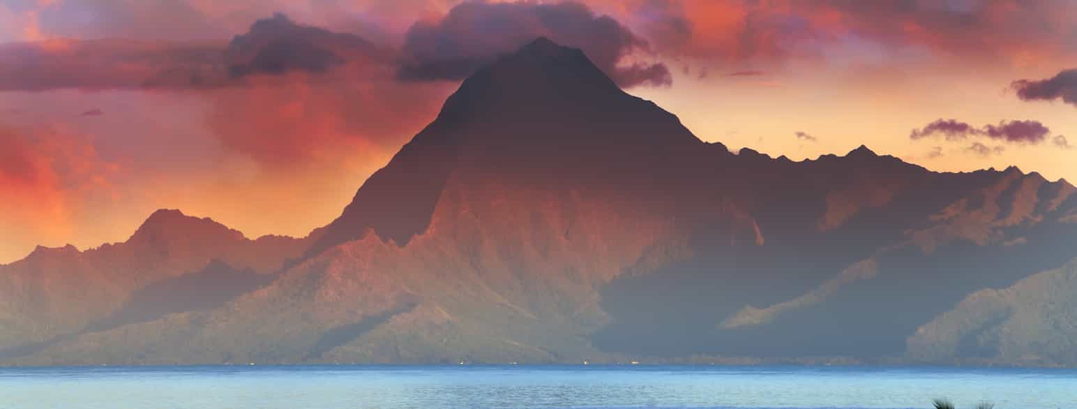 Mont Orohena i solnedgang