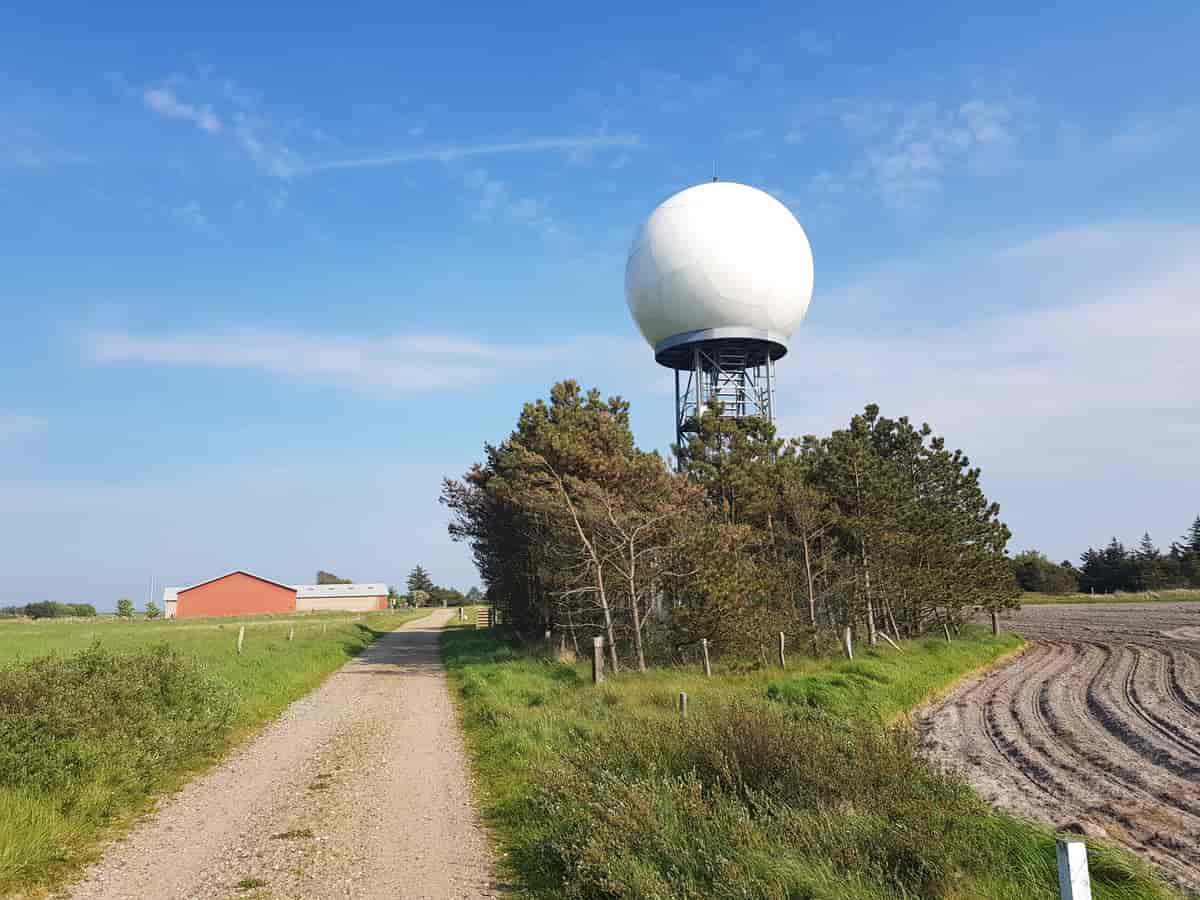 En av de fem værradarene til Danske meteorologiske institutt plassert ved Juvre på øyen Rømø.