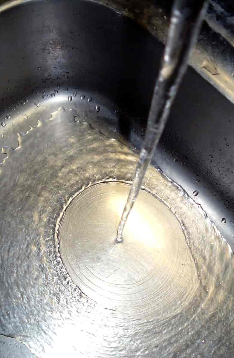 Et vanlig eksempel på hydraulisk sprang er den sirkulære, nesten stasjonære bølgen som oppstår rundt vannstrålen i en vask. Spranget oppstår mellom der vannet ser ut som det er i ro, og der turbulensen er synlig.