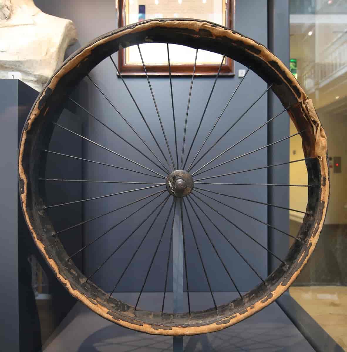 Den første sykkeldekket med luft, utstilt i National Museum of Scotland
