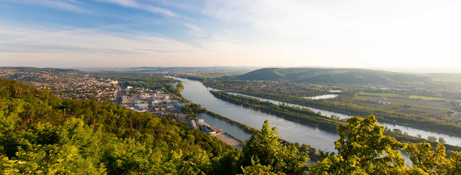 Donau-dalen sett fra Kahlenberg, med Klosterneuburg på venstre bredd.