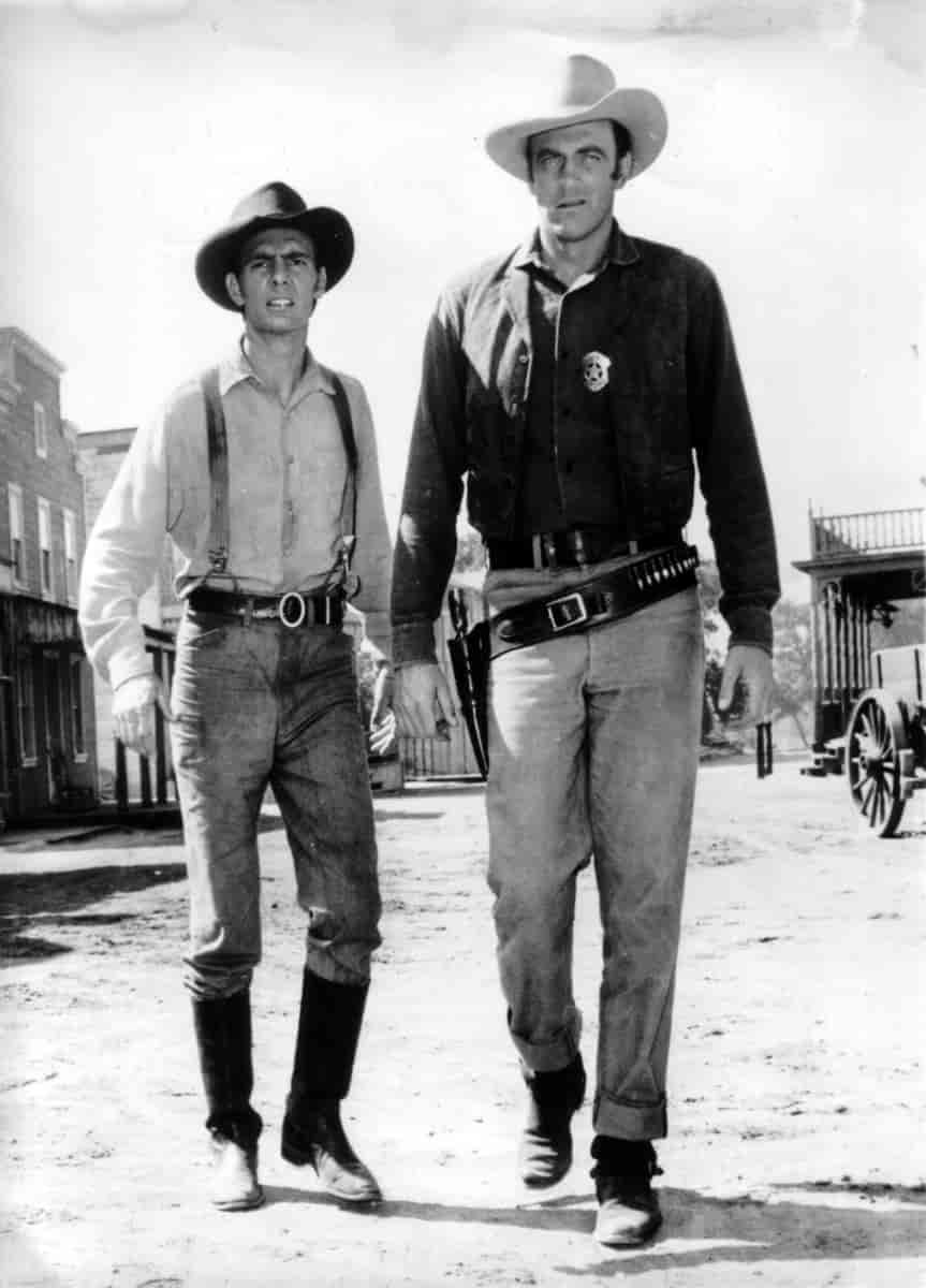 James Arness (høyre) som Marshall Matt Dillon, og Dennis Weaver (venstre) som Chester, i TV-serien 'Gunlaw', 1956