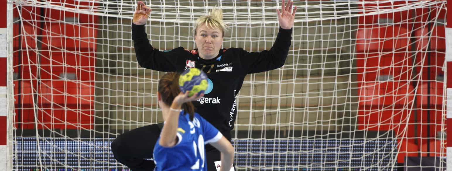 Cecilie Leganger i mål for Larvik mot Randers i Champions League 2013