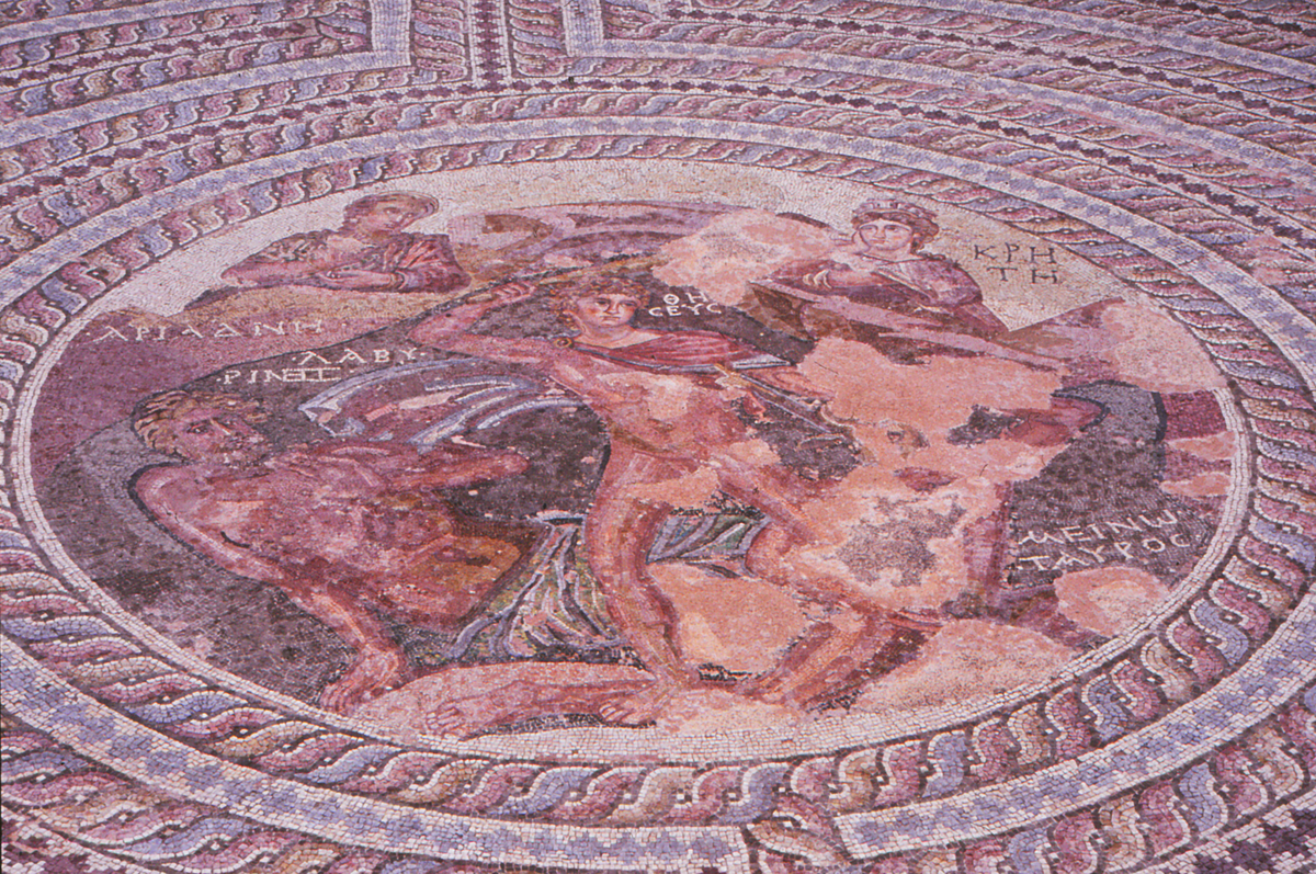 Gulvmosaikk i senantikk villa: Theseus og Minotaurus