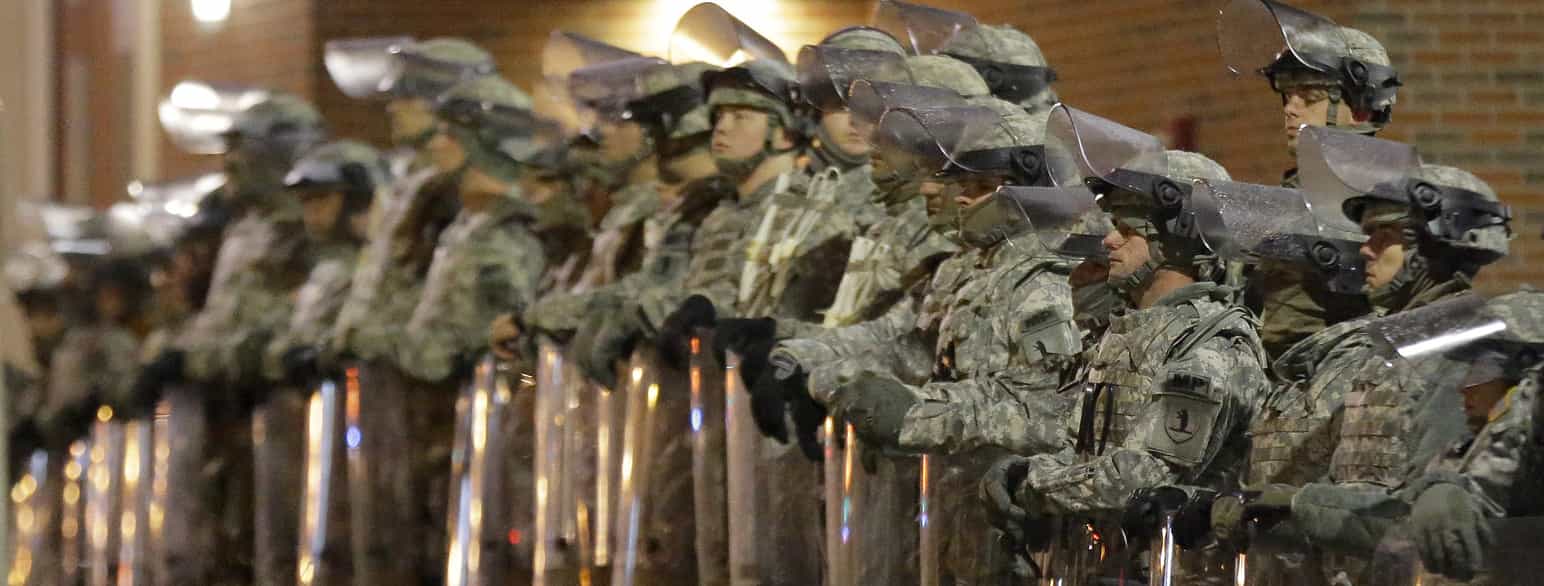 Nasjonalgarden i Missouri holder vakt under demonstrasjoner i 2014