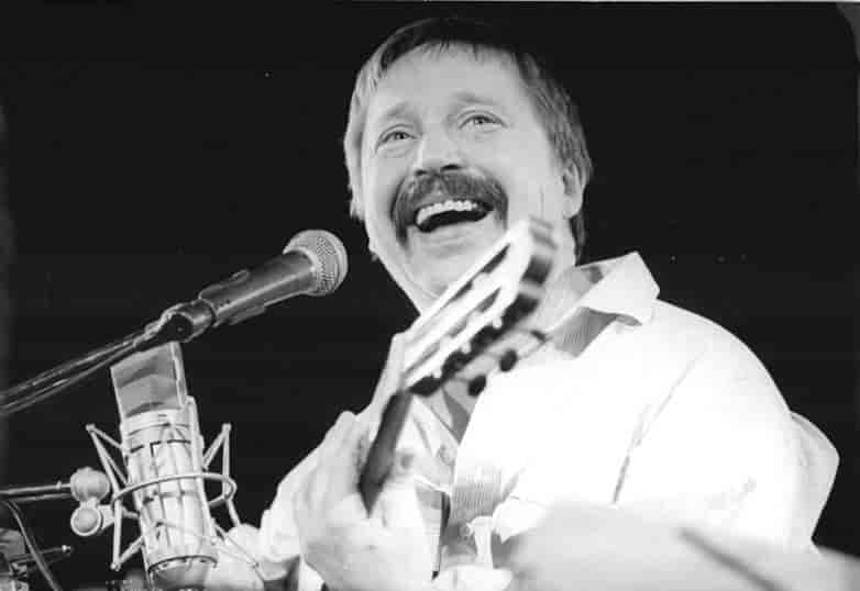 Wolf Biermann under en konsert i Leipzig 1.12.1989, en måned etter Berlinmuren falt og den første gangen Biermann kunne opptre i DDR.