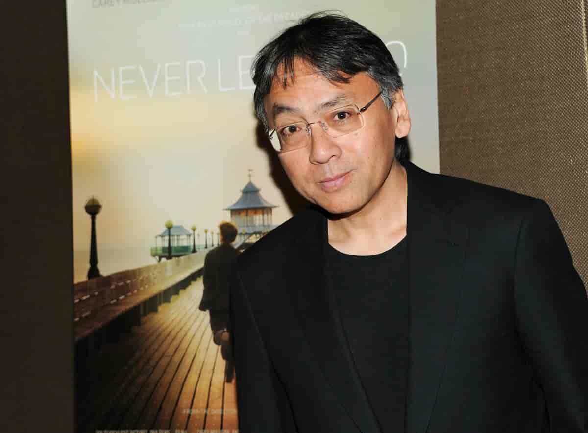 Ishiguro foran plakaten til filmen Never Let Me Go, basert på boken hans, 2010