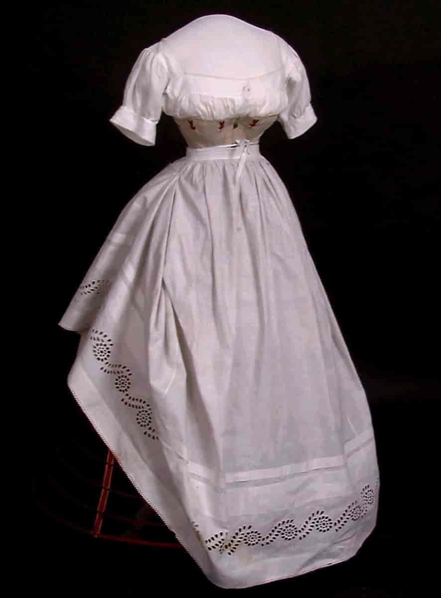 Hvit kjole med krinoline
