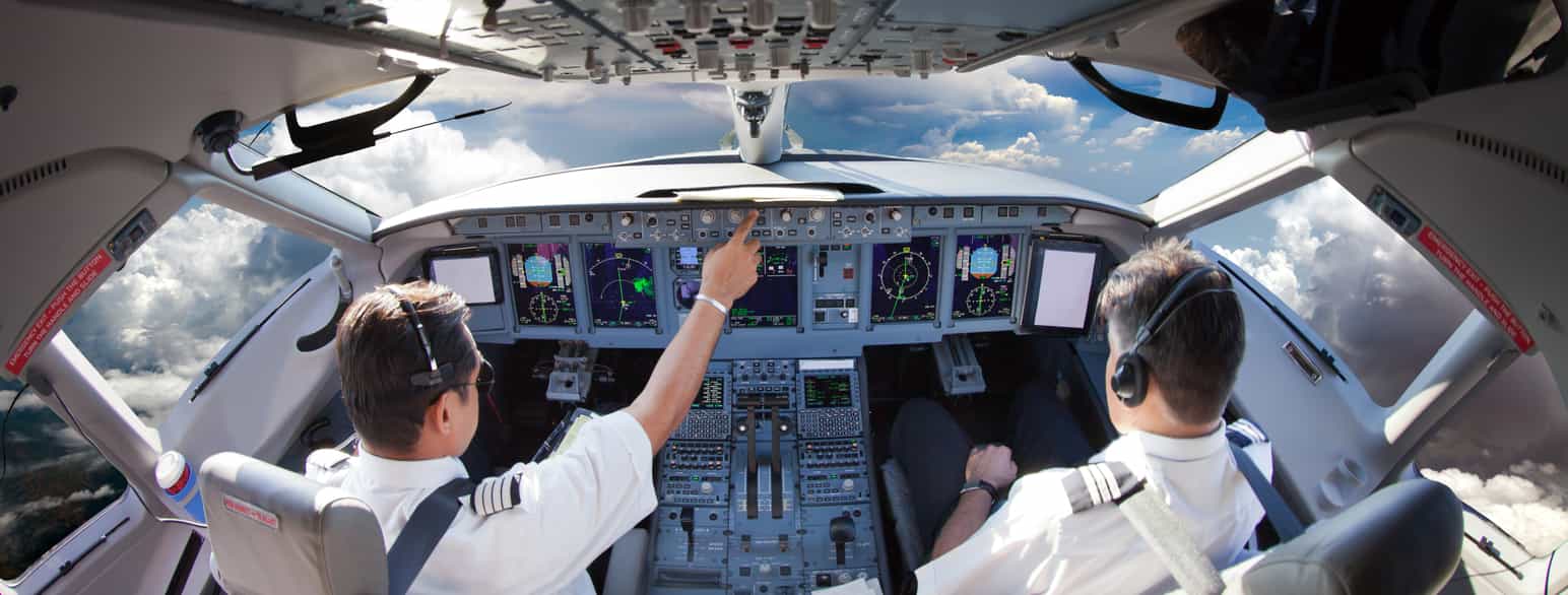 Piloter navigerer et passasjerfly fra cockpit
