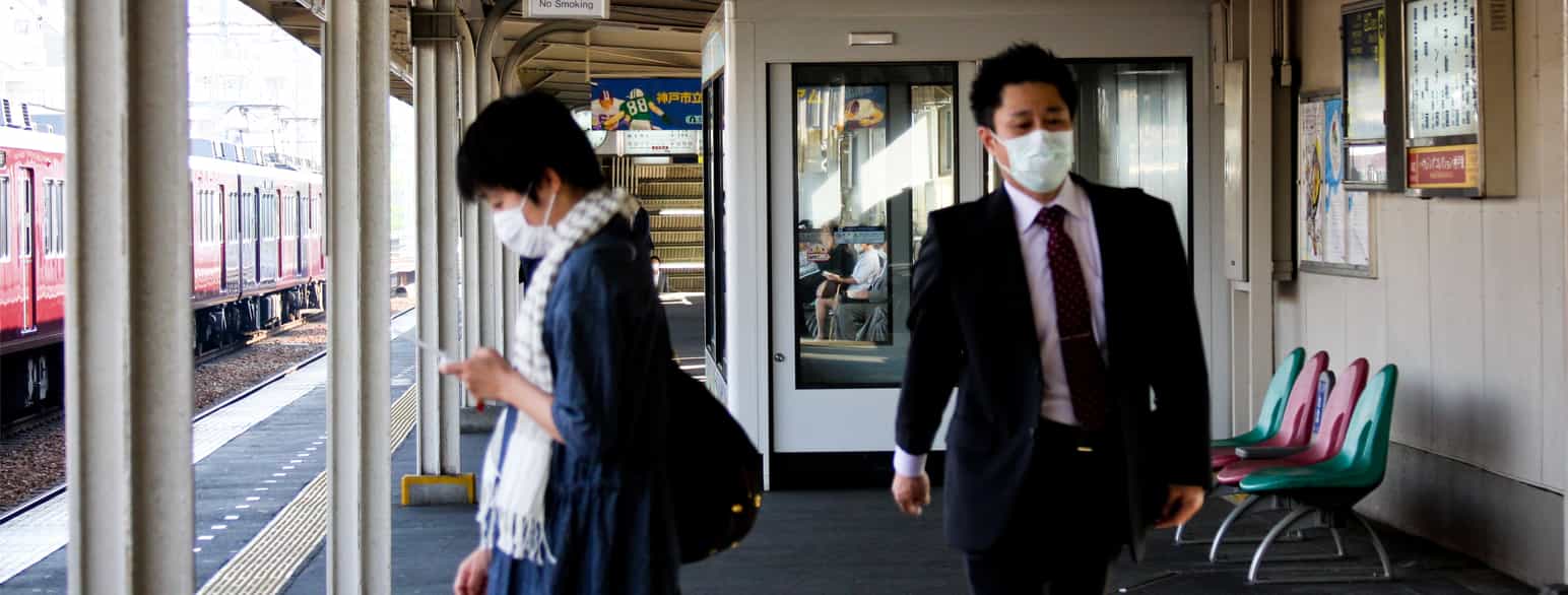 På Sannomiya stasjon i Kobe, som mange andre steder, brukte folk munnbind i offentlighet i forbindelse med svineinfluensa-pademien i 2009.