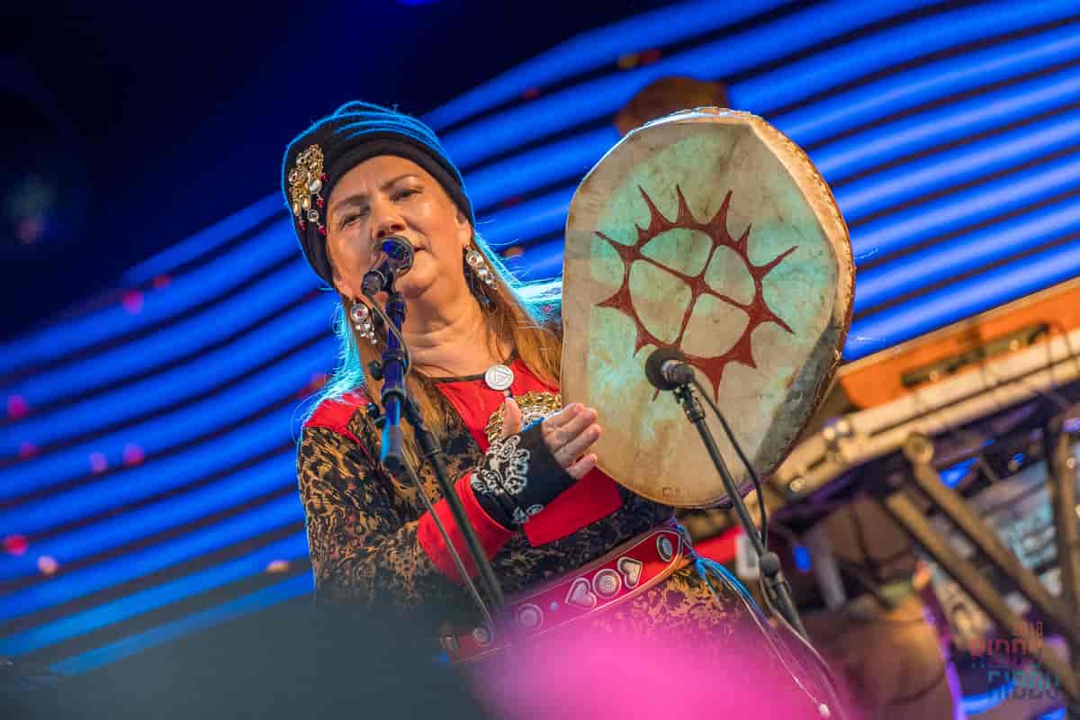 Mari Boine med samisk tromme