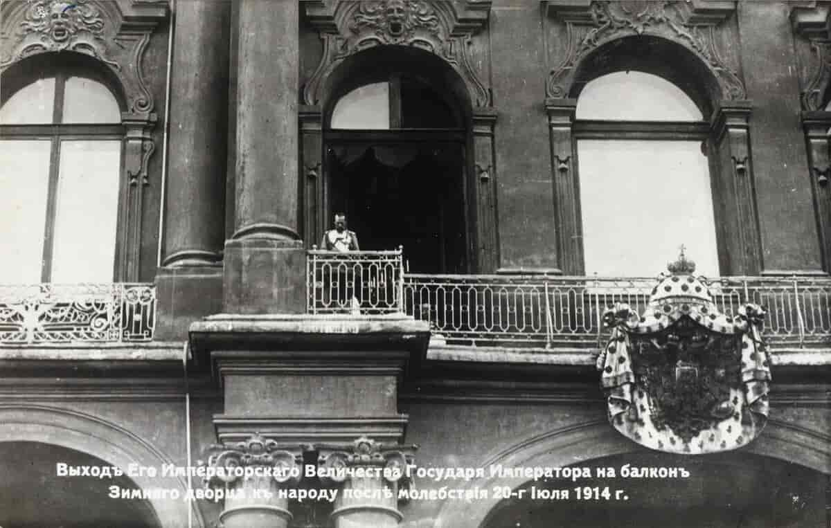 Sort-hvitt foto av Vinterpalasset i St. Petersburg. Keiseren kan så vidt skimtes på en balkong.