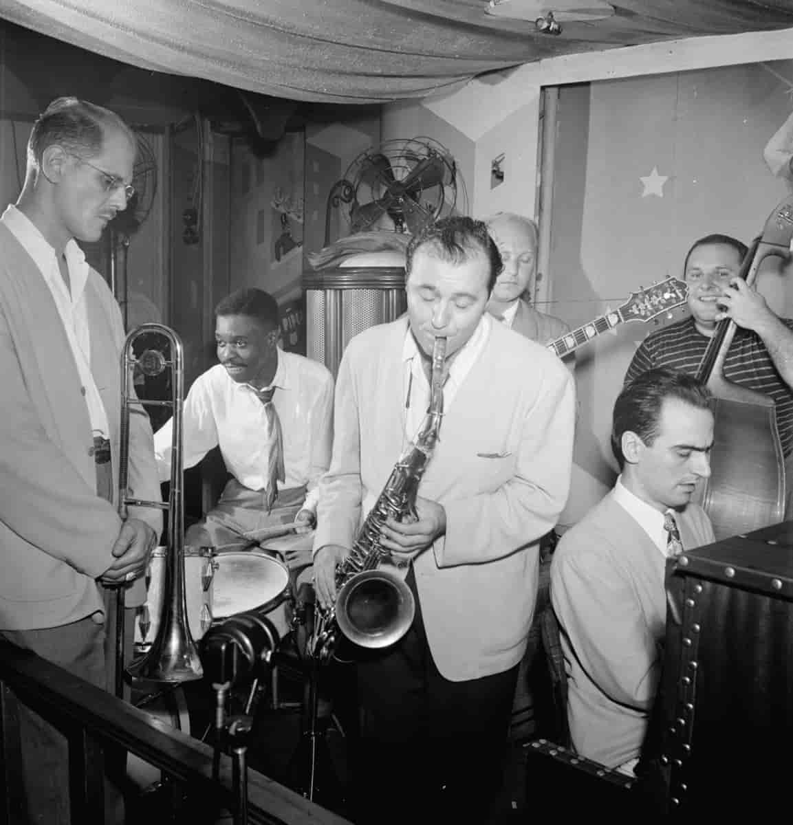 Lennie Tristano, Bill Harris, Denzil Best, Flip Phillips, Billy Bauer, og Chubby Jackson. Bilde fra 1947.