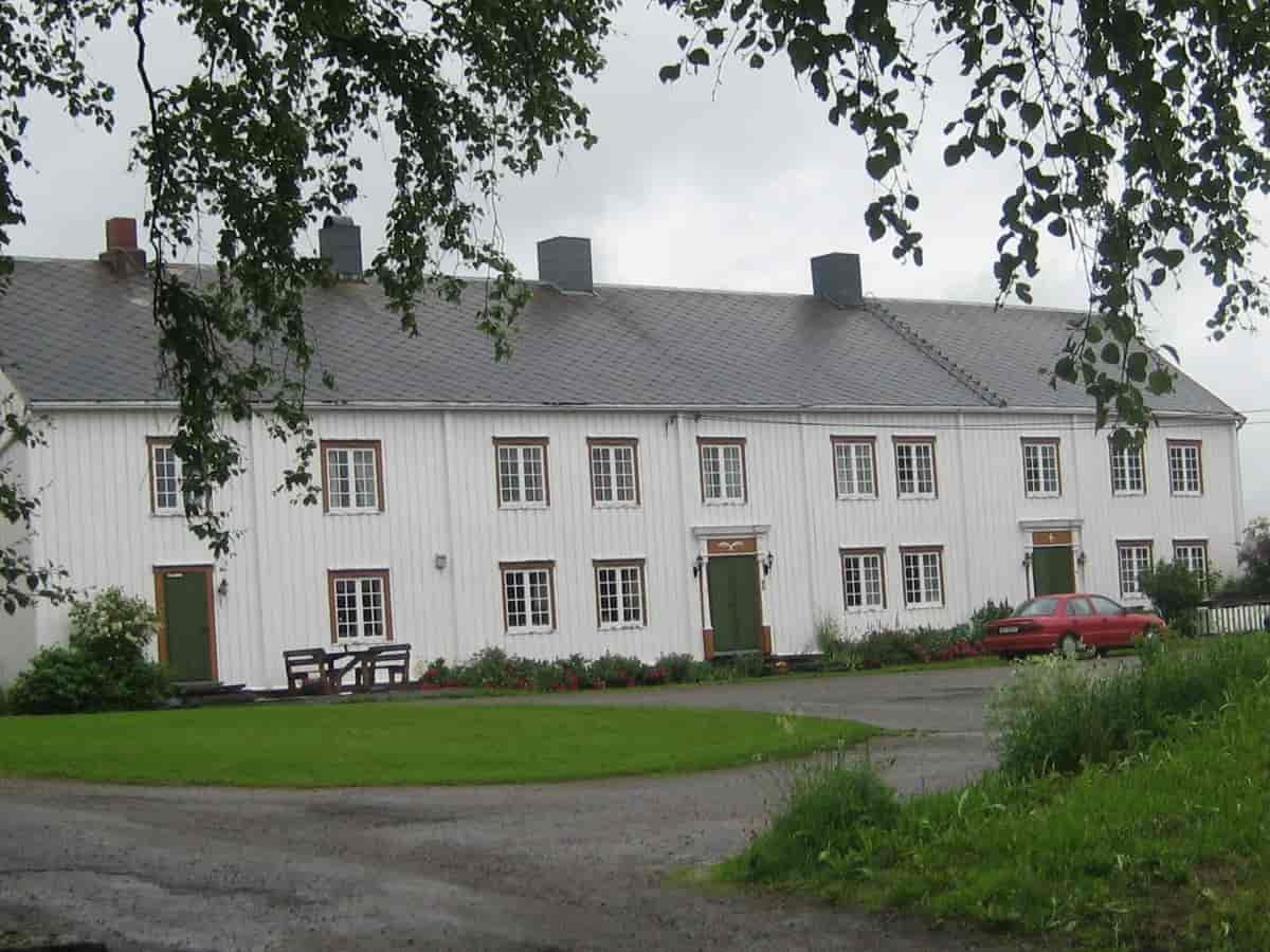 Trønderlåna på Mære i Trøndelag. Den har tre innganger og fire murpiper.