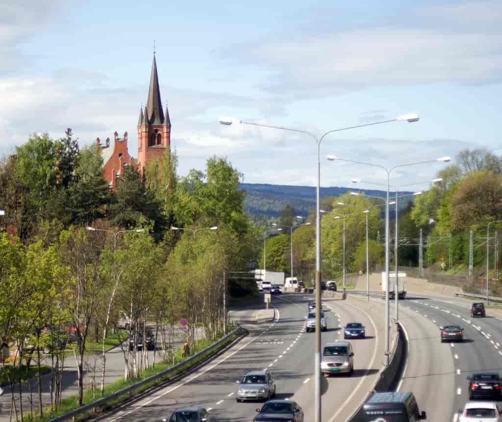 Høvik kirke og Drammensveien.