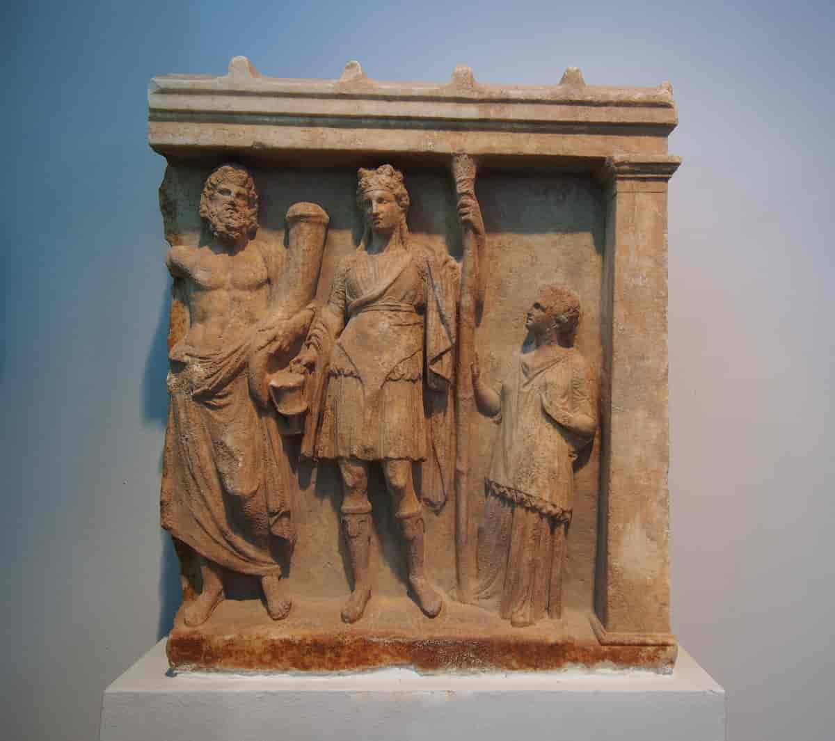 Relieff med Dionysos, Pluton og en adorant