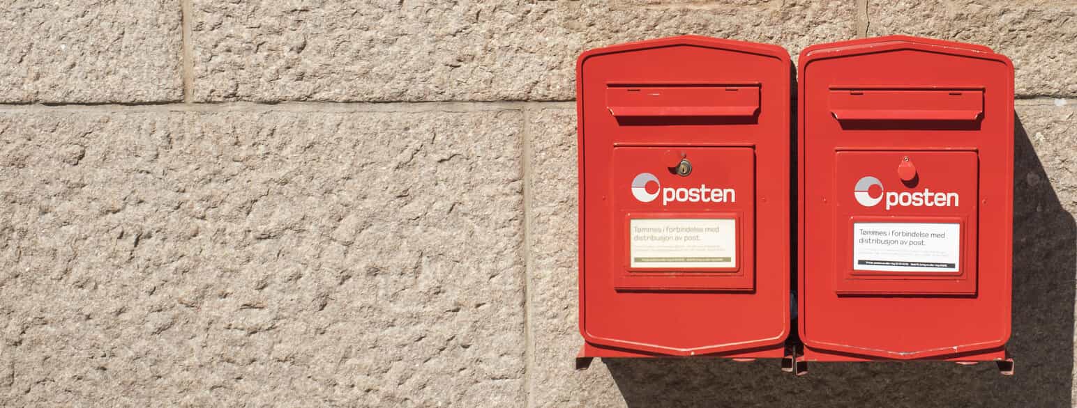 Røde postkasser på det gamle hovedpostkontoret i Oslo