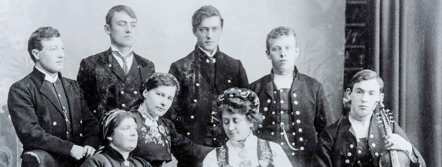 Gruppe med personar frå Det Norske Spellaget fotografert i 1912, med Hulda Garborg i midten