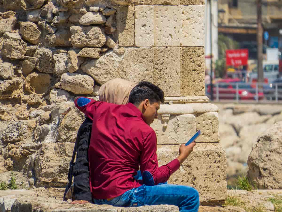 Ungt libanesisk par med mobil