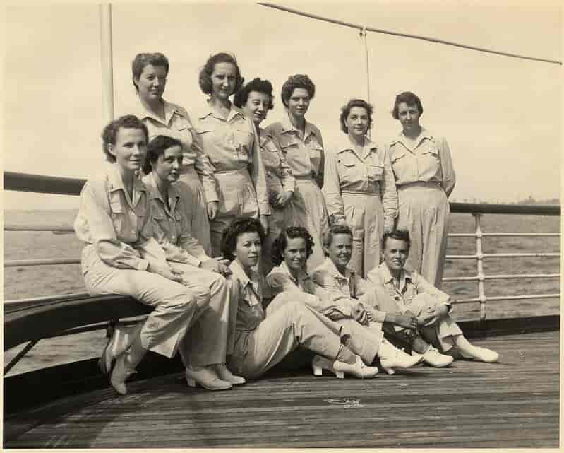 Sykepleiere ombord på U.S.S. Solace iført slacks  under andre verdenskrig