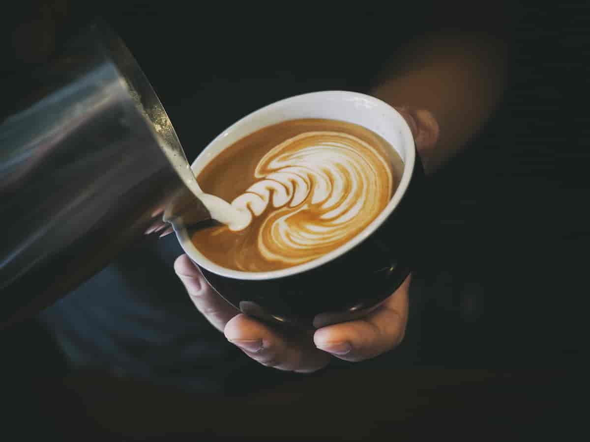 Kaffe latte laget av barista